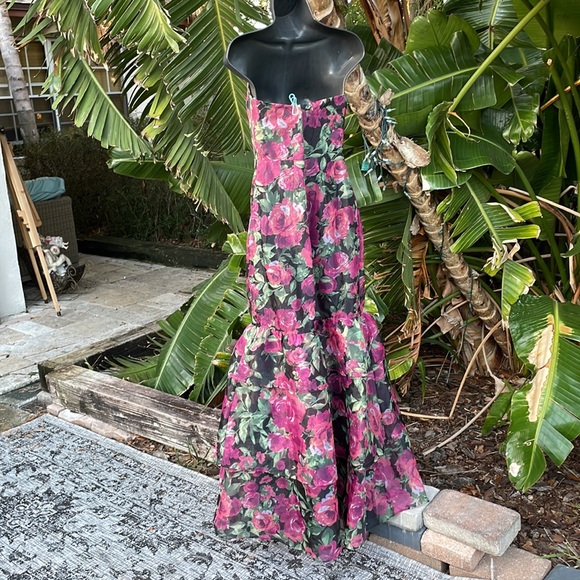 Lulu’s strapless dark floral trumpet gown - Picture 7 of 10